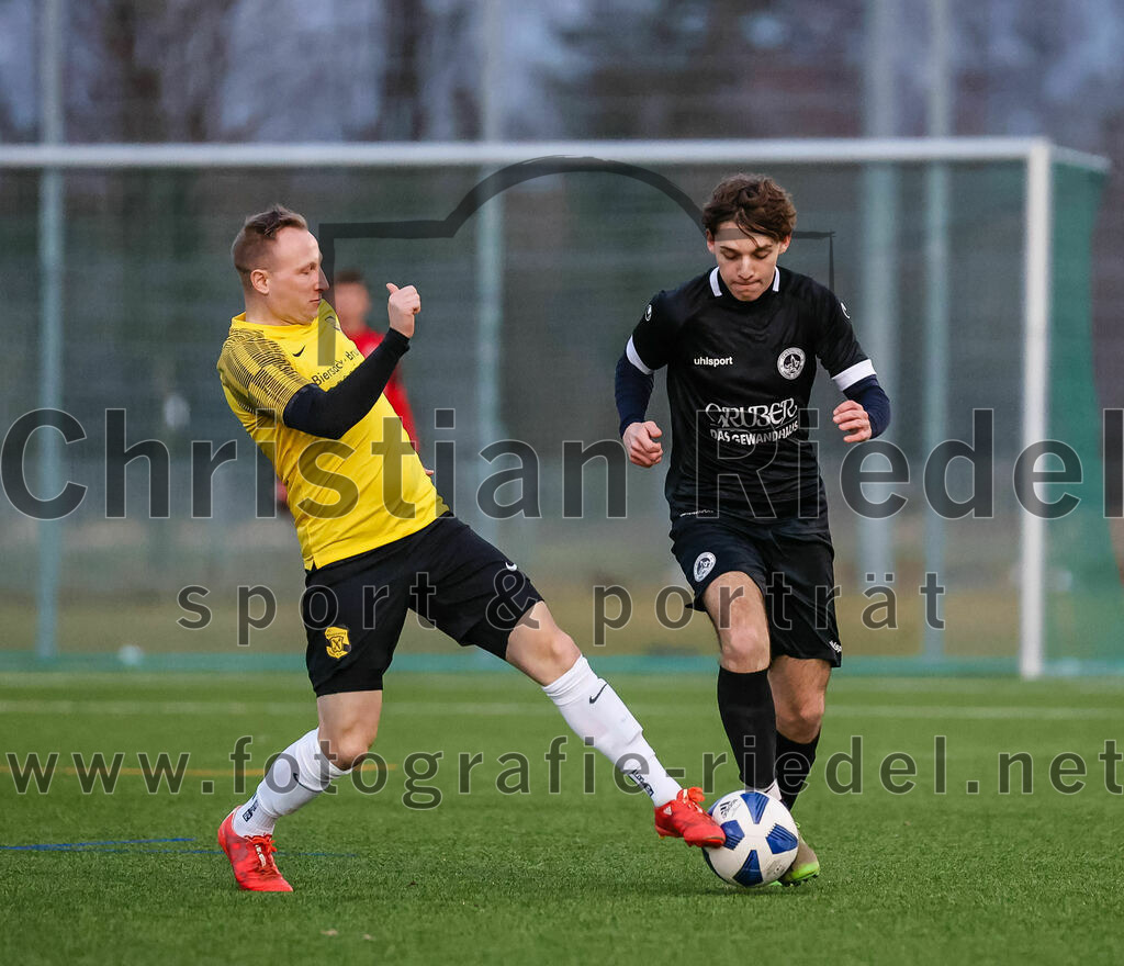 2024-02-17_019_FC_Herzogstadt_gegen_FC_Moosinning_II | Erding, Deutschland, 17.02.2024:
Fußball, Kreisklasse 2023 / 2024, Testspiel, FC Herzogstadt gegen FC Moosinning II, Endergebnis: 2:2

Manuel Gröber (FC Moosinning, #9), Lino Oeder (FC Herzogstadt, #14)

Foto: Christian Riedel / fotografie-riedel.net