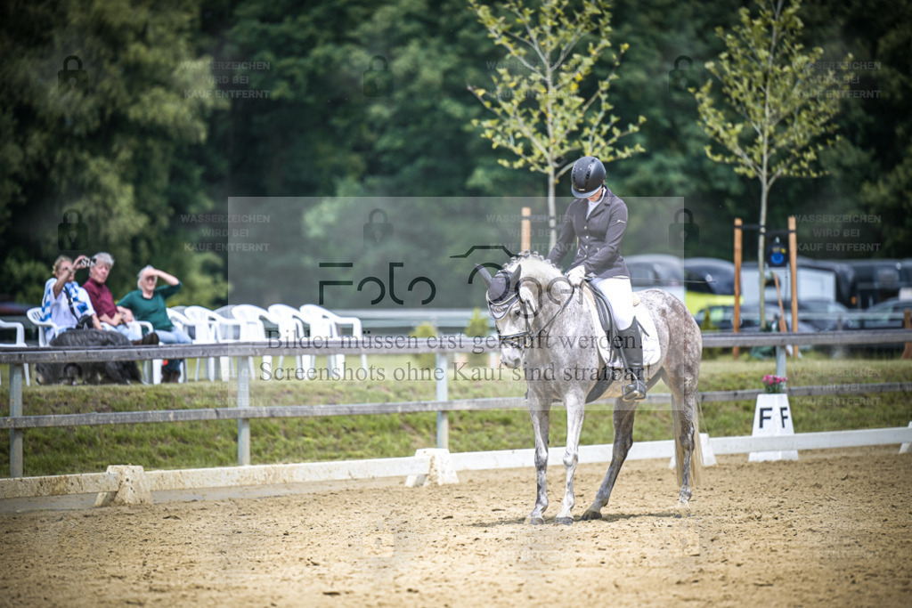 DOS_6935 | Entdecke hochwertige Reitturnierfotos von Foto Oger. Professionell, emotional und authentisch – jetzt Lieblingsmomente im Shop bestellen. - Realisiert mit Pictrs.com
