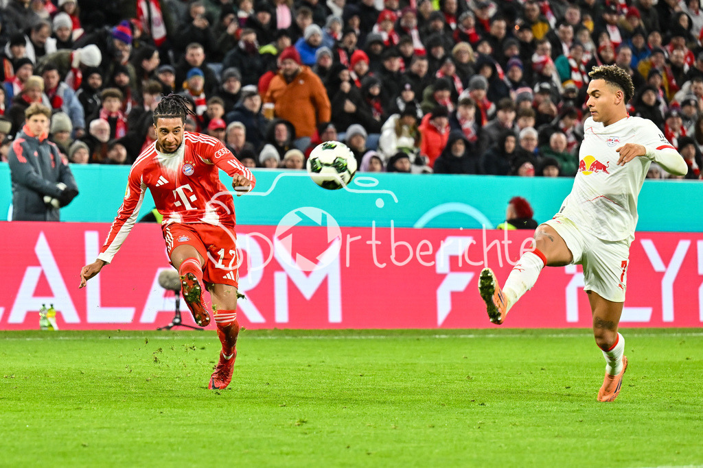 FC Bayern München - RB Leipzig | MUNICH, GERMANY - 11. FEBRUARY: im Duell Michael OLISE (FC Bayern Munich 17) und Antonio Eromonsele Nordby NUSA (RB Leipzig 7) während dem Spiel zwischen dem FC Bayern München und RB Leipzig beim Viertelfinale des DFB-Pokales in der Allianz Arena