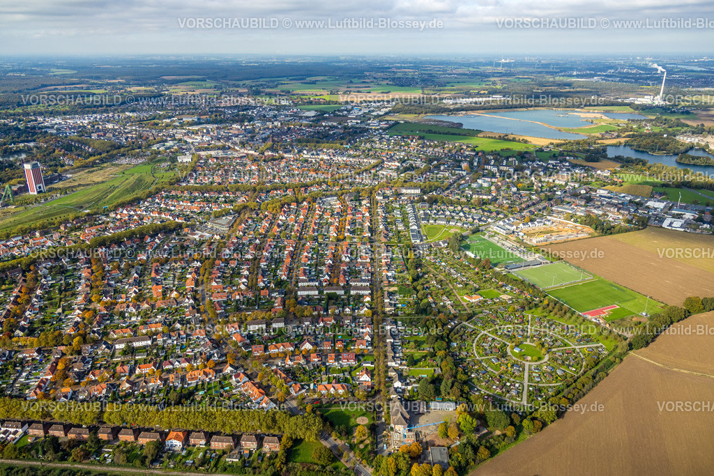 Kamp-Lintfort241013614 | Luftbild, Wohngebiet an der Ebertstraße und kreisrunder KGV Kleingartenverein Sonnenblume, rechts Baustelle und Neubau halbrundes Wohngebiet an der Franzstraße am Volkspark, Sportplatz Fußballstadion 1. FC Lintfort 1914/26 e.V., links Zechenpark Friedrich Heinrich LAGA Park, ehemaliges RAG Bergwerk West mit Zechenturm und Förderturm, hinten Kiesbaggersee mit Abfallentsorgungszentrum Asdonkshof, Rossenray, Kamp-Lintfort, Ruhrgebiet, Nordrhein-Westfalen, Deutschland