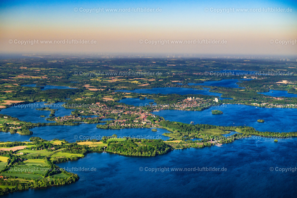 Plön_ELS_1774150524 | PLöN 15.05.2024 Ortskern am Uferbereich der Seen- Kette des Plöner Sees in Plön in der Holsteinischen Schweiz im Bundesland Schleswig-Holstein, Deutschland. // Village on the banks of the area lake of the chain of lakes of the Ploener See in Ploen in the Holsteinische Schweiz in the state Schleswig-Holstein, Germany. Foto: Martin Elsen