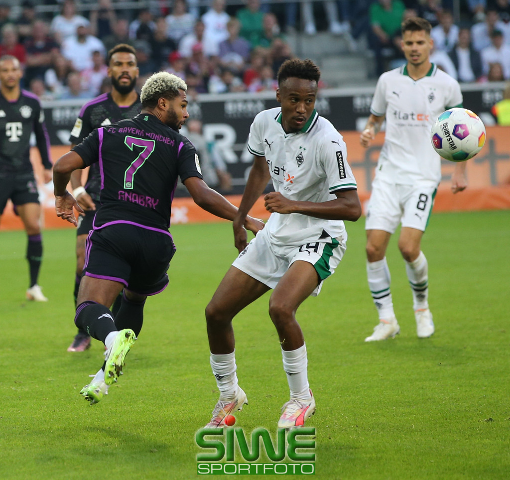 1.Fussball-Bundesliga  :  Borussia Mönchengladbach--FC Bayern München    3.Sptg. | 02.09.2023 Fussball,GER, Saison 2023/2024;         1.Bundesliga;   3. Spieltag;
VFL Borussia Mönchengladbach--FC Bayern München :  Nathan Ngoumou  (19/BMG)
konnte Serge Gnabry  (/FCB)  stoppen.

DFL REGULATIONS PROHIBIT ANY USE OF PHOTOGRAPHS AS IMAGE SEQENCES AND/OR QUASI-VIDEO. - Realisiert mit Pictrs.com