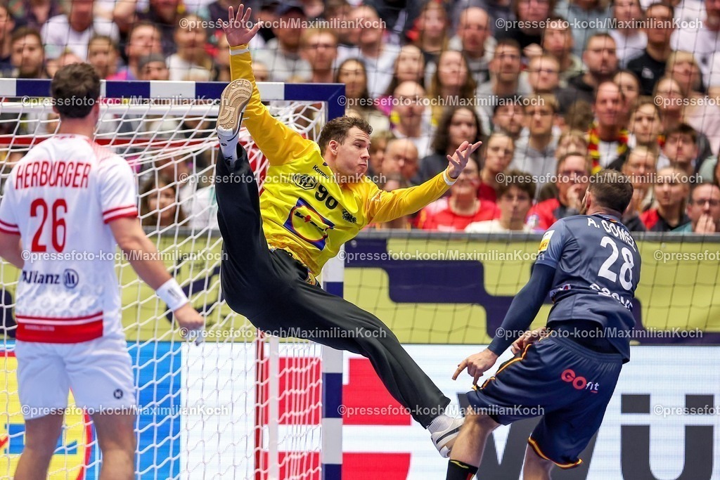 EHF17012601043 | 17.01.2026, Handball, Men's EHF EURO 2026, Österreich - Spanien, Jyske Bank Boxen in Herning, Dänemark, Preliminary Round:  Constantin Möstl (Austria #98) im Zweikampf gegen   Aleix Gomez Abello (Espania #28) 
