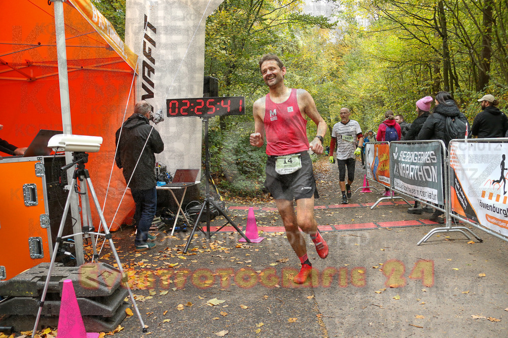 251026_1227_EX1_0420 | Sportfotografie im Rhein-Sieg Kreis, Köln, Bonn, NRW, Rheinland Pfalz, Hessen, etc. Unser Tätigkeitsfeld umfasst den Laufsport vom Volkslauf über den Marathon, Duathlon, Triathon bis zum Ultralauf wie Kölnpfad Ultra oder Schindertrail.