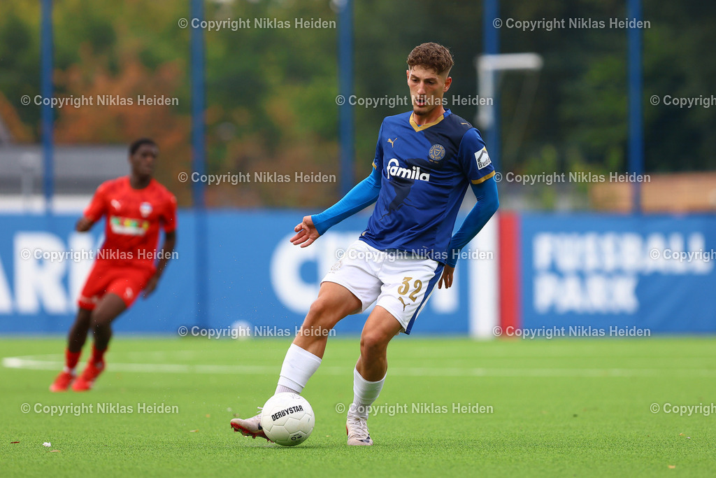 NH_HolsteinKielU23_InterTürksporKiel_FlensOberliga_05102025 | #32 Hamza Muqaj (Holstein Kiel U23)Fußball I Herren I Flens Oberliga I Saison 2025-2026  I 11. Spieltag I Holstein Kiel U23 - Inter Türkspor Kiel I 05.10.2025 I Citti-Fußball-Park