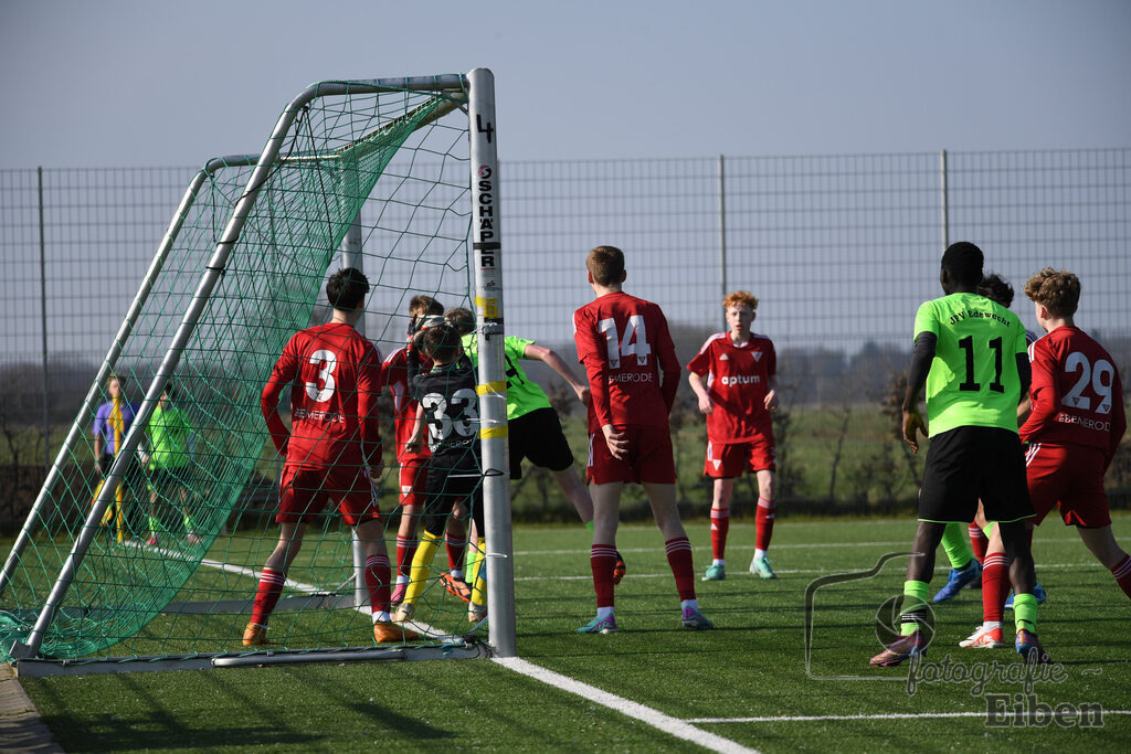 JFV Edewecht-TSV Bemerode U15 | C-Jugend Niedersachsenliga; JFV Edewecht (grün)-TSV Bemerode U15 (rot) am 09.03.2024; in Edewecht (Sportpark Göhlenweg), Photo: Philip Eiben 2024 - Realisiert mit Pictrs.com