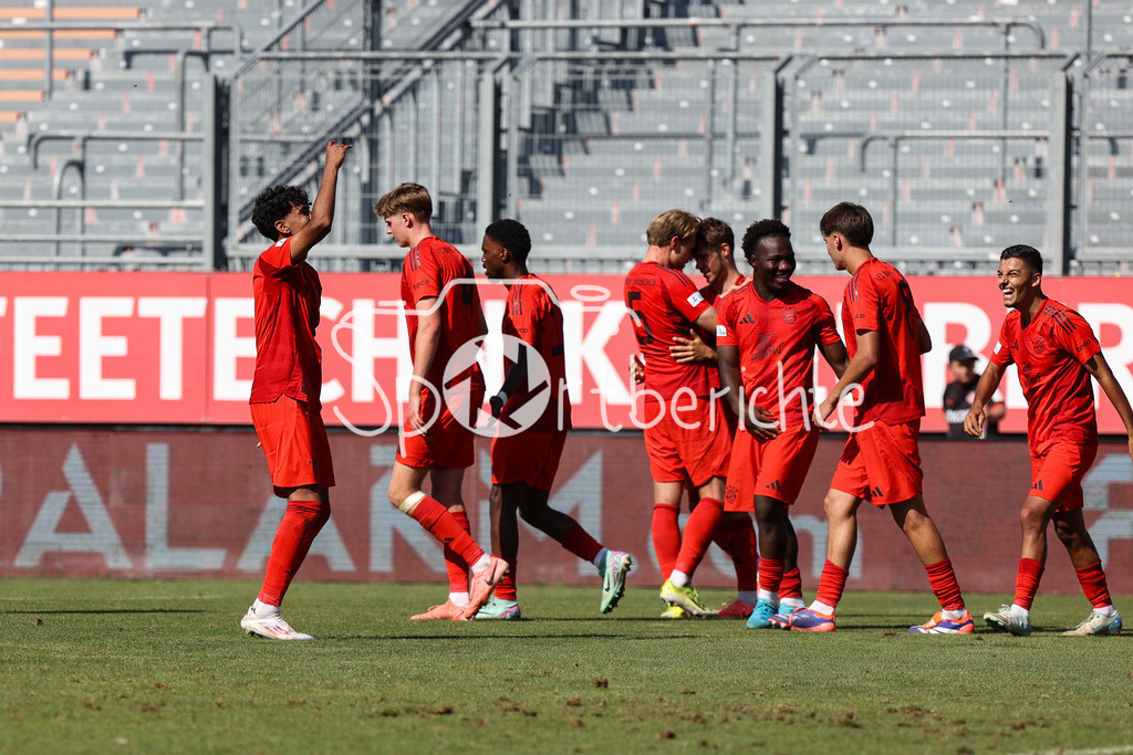 FC Würzburger Kickers - FC Bayern Amateure | Jubel nach dem Treffer zum 1-3 durch Maximilian WAGNER (FC Bayern München II #19) / Freude / Happy / Tor / Torschuetze / Regionalliga Bayern: FC Würzburger Kickers - FC Bayern München II, AKON Arena am 24.08.2024