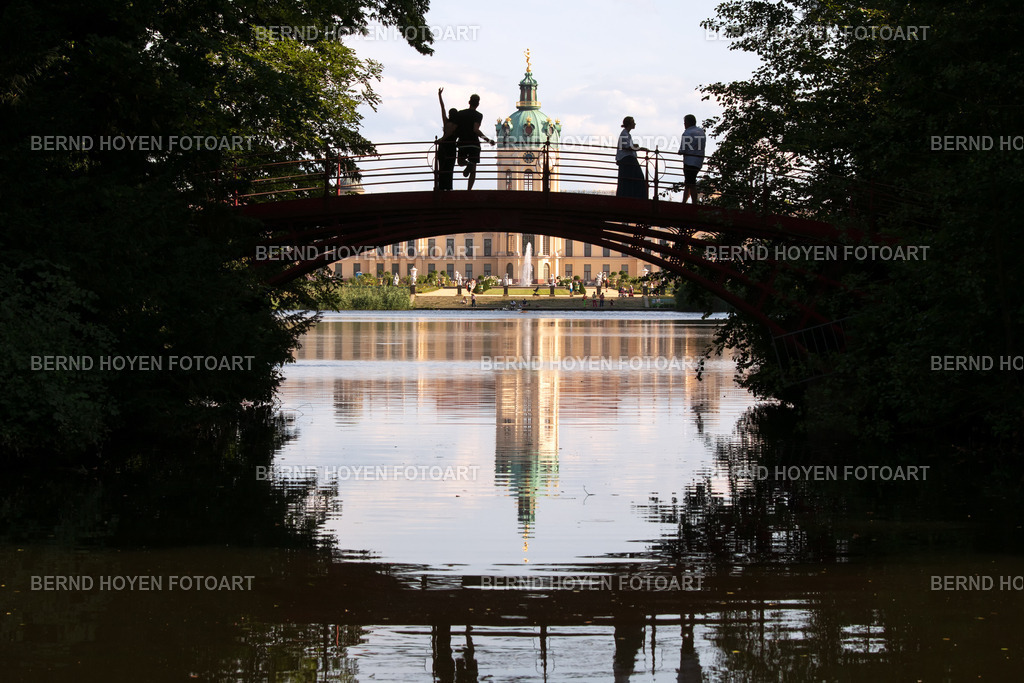 the palace | Fotografie des Schlosses Charlottenburg in Berlin, Deutschland.
Die Aufnahme zeigt ebenfalls eine Brücke im Vordergrund und eine schöne Spiegelung im Wasser. | Photograph of Charlottenburg Palace in Berlin, Germany.
The photograph also shows a bridge in the foreground and a beautiful reflection in the water. - Realisiert mit Pictrs.com