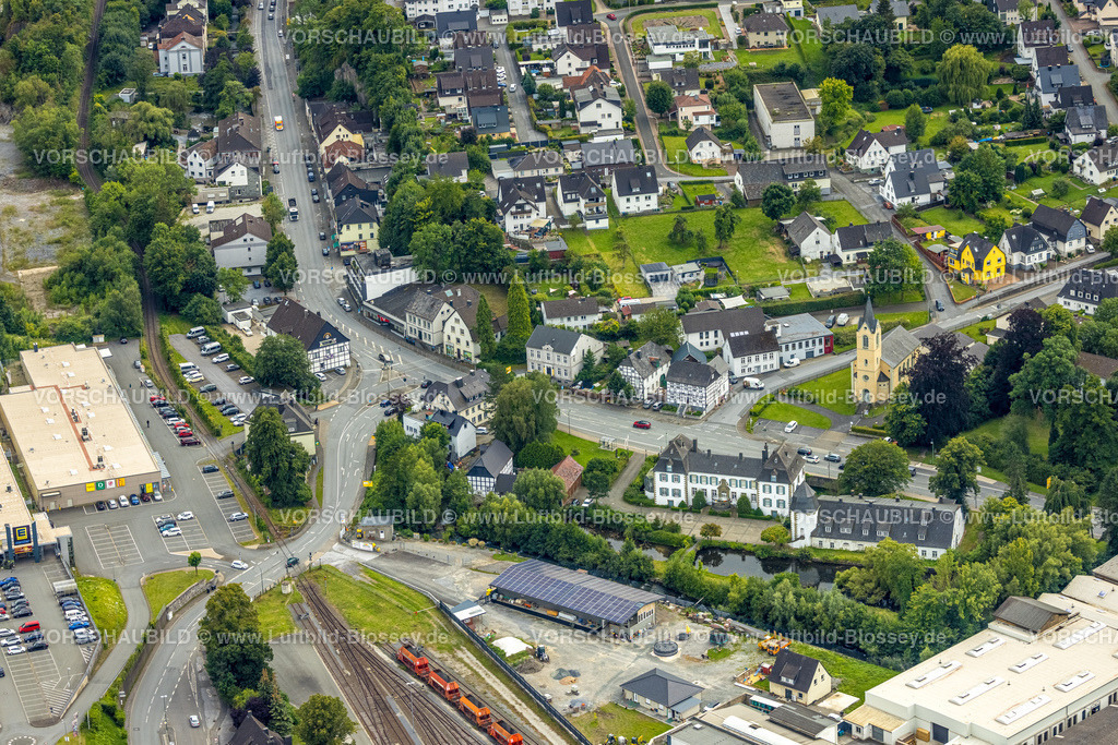 Warstein240713348 | Luftbild, Straßenkreuzung Belecker Landstraße Bundesstraße B55 und Kreisstraße, rechts evang. Kirche und Haus Kupferhammer Museum, Fluss Wässer, Warstein, Sauerland, Nordrhein-Westfalen, Deutschland