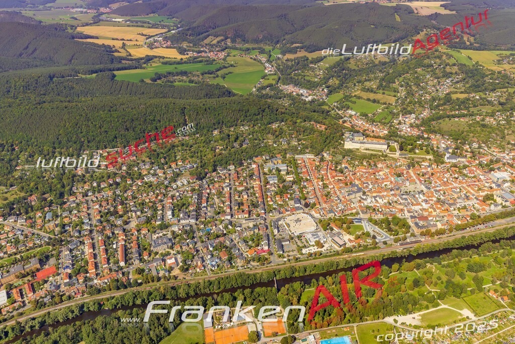 Luftbild der Stadt Rudolstadt - Das Luftbild wurde 2025 vom UL-Flugzeug heraus erstellt ( keine Drohnenaufnahme ) - Hochauflösende Luftaufnahme - für Wandbilder und großformatige Ausdrucke geeignet. Das besondere Geschenk!Hier alle&nbsp;Infos zur Lizenzierung der LuftaufnahmeWir fliegen auch dieses Jahr wieder in Ihre Region um Luftbilder zu erstellen.- Luftbild anfragen