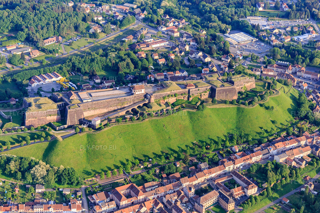 Vue aérienne: Citadelle de Bitche et Jardin pour la Paix depuis le nord à Bitche dans le département Moselle, France – .Photo: IMG_107232.jpg prise le 18/05/2018 par Werner Riehm/FLY-FOTO.eu – Résolution de l'original: 5472 x 3648 px – Citadelle de Bitche