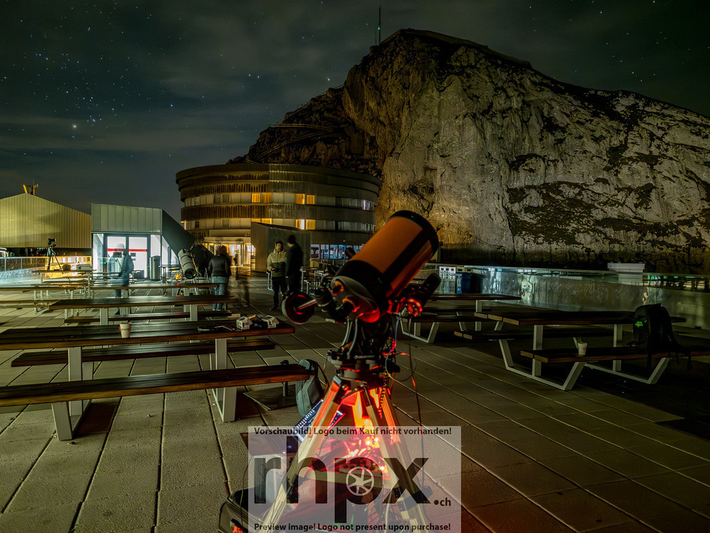 Astronomieabend am Pilatus / Astronomy Evening at Pilatus | Kosmos. Licht. Staunen.
Unter dem weiten Sternenzelt auf dem Pilatus versammeln sich Begeisterte, um in die Tiefen des Universums zu blicken. 


Cosmos. Light. Wonder.
Under the vast starry canopy on Mount Pilatus, enthusiasts gather to gaze into the depths of the universe. - Realisiert mit Pictrs.com