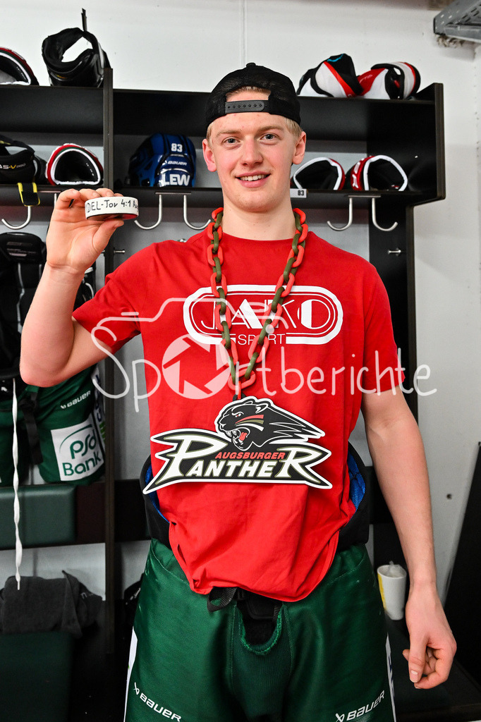 Augsburger Panther - Löwen Frankfurt | AUGSBURG, GERMANY - 16. JANUARY: im Bild Sebastian ZWICKL (Augsburger Panther 83) mit seinem Puck / 1. DEL Tor / Einzelfoto / Freisteller nach dem Match zwischen den Augsburger Panthern und den Löwen Frankfurt am 40. Spieltag der penny DEL im Curt Frenzel Stadion