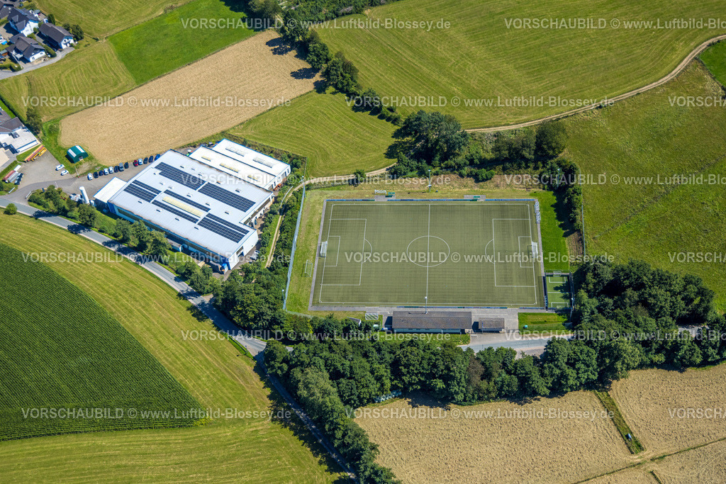 Olpe250810578 | Luftbild, Fußballstadion Vogelwiese Iseringhausen SPVG Iseringhausen, Gewerbegebiet Lange GmbH Metallverarbeitung in Präzision Metallwarenhersteller, Iseringhausen, Drolshagen, Sauerland, Nordrhein-Westfalen, Deutschland