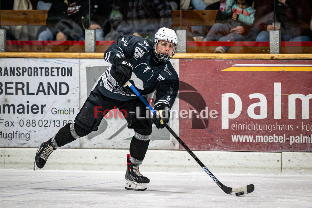TSV Peißenberg MINERS gegen HC Landsberg RIVERKINGS | Eishockey Bayernliga Herren Vorrunde 2024/25, TSV Peißenberg MINERS gegen HC Landsberg RIVERKINGS, 20241108,Niklas KIENLE (MINERS 9) in Aktion, Freisteller,2024-11-08 in Peißenberg (Eisstadion Peißenberg)Niklas KIENLE (MINERS 9)Copyright: WolfgangxLindner