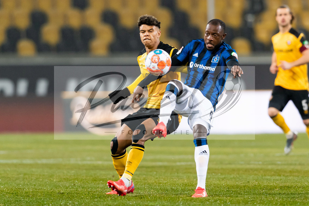 SGDHSV20220114_017 | Fussball, Herren: Ransford-Yeboah Koenigsdoerffer (SG Dynamo Dresden) und David Kinsombi (Hamburger SV) im Zweikampf bei dem Spiel der 2. Bundesliga zwischen SG Dynamo Dresden und Hamburger SV im Rudolf-Harbig-Stadion am 14.01.2022 in Dresden, Deutschland.DFB / DFL REGULATIONS PROHIBIT ANY USE OF PHOTOGRAPHS AS IMAGE SEQUENCES AND/OR QUASI-VIDEO. - Realisiert mit Pictrs.com