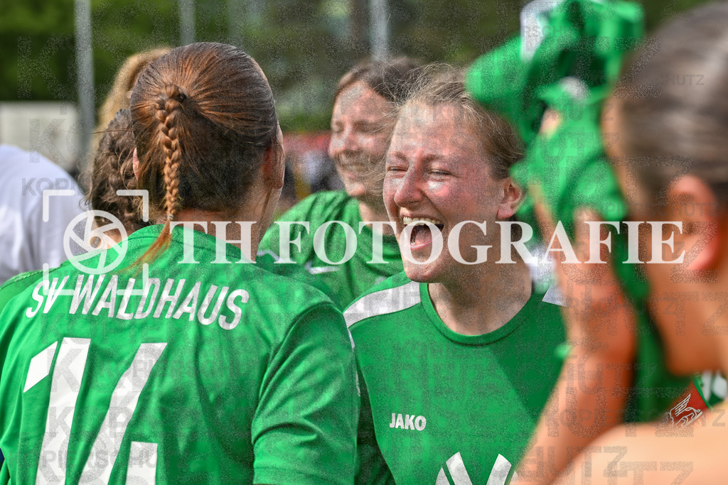 GER, FC Hauingen - SV Waldhaus, Frauen-Fussball, Rothaus Bezirkpokal, Finale, Saison 2024/2025, 29.05.2025 | Team SV Waldhaus freut sich ueber den Sieg und den Gewinn des Bezirkspokals.GER, FC Hauingen - SV Waldhaus, Frauen-Fussball, Rothaus Bezirkpokal, Finale, Saison 2024/2025, 29.05.2025Foto: TH Fotografie/Thomas Hess