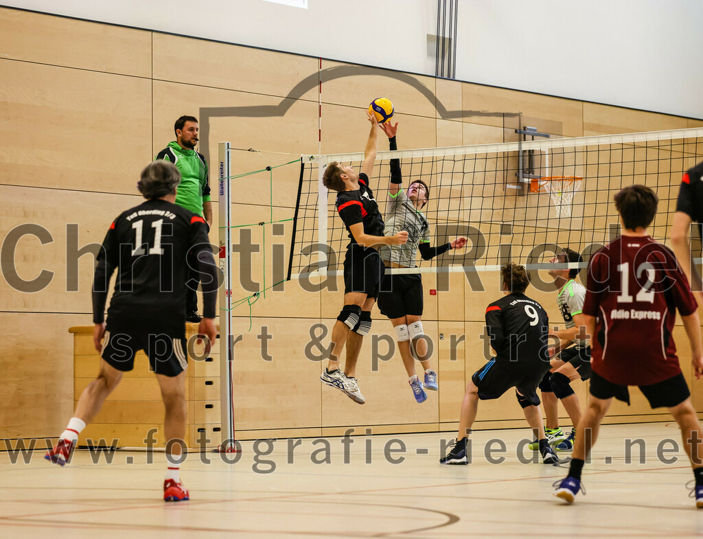 2021-11-27_068_TuS_Oberding_II_gegen_MTV_1881_Ingolstadt_III | Oberding, Deutschland, 27.11.2021:
Volleyball, Kreisliga 2021 / 2022, 5. Spieltag, TuS Oberding II gegen MTV 1881 Ingolstadt III, Endergebnis: 3:2

Gregor Bartkowski (TuS Oberding, #11), Christoph Stegemann (TuS Oberding, #7), Hayden Lorenz (TuS Oberding, #9), Lucas John (TuS Oberding, #12)

Foto: Christian Riedel / fotografie-riedel.net