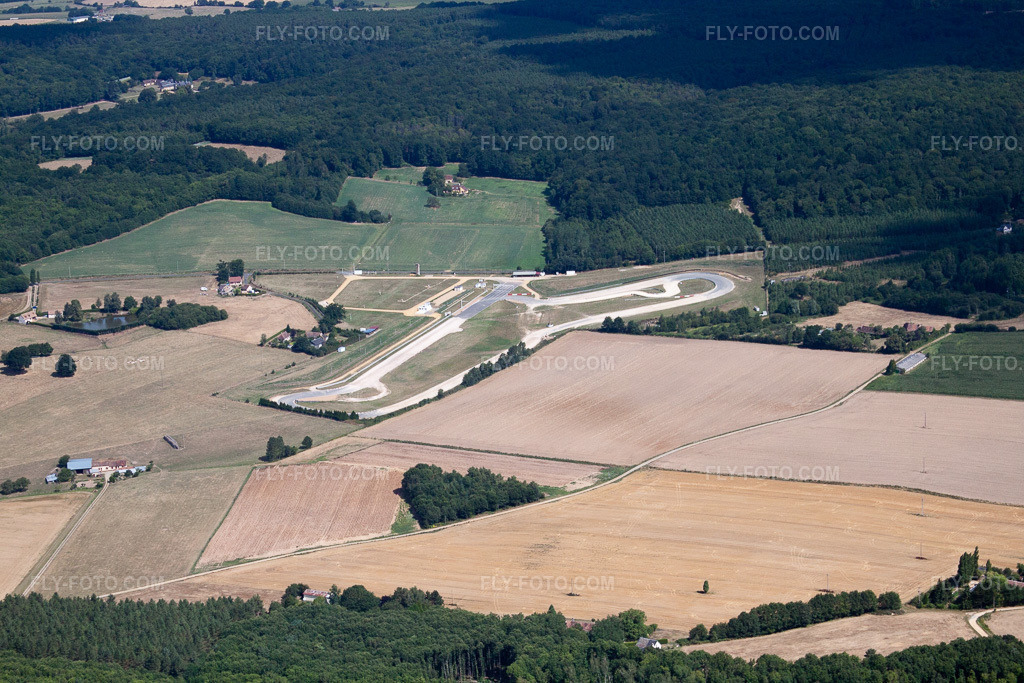 Aerial view: View of the town in Lavaré in the state Sarthe, France. – Photo: IMG_19981.jpg taken on 07/30/2009 by Werner Riehm/FLY-FOTO.com – Resolution of the original: 4752 x 3168 px