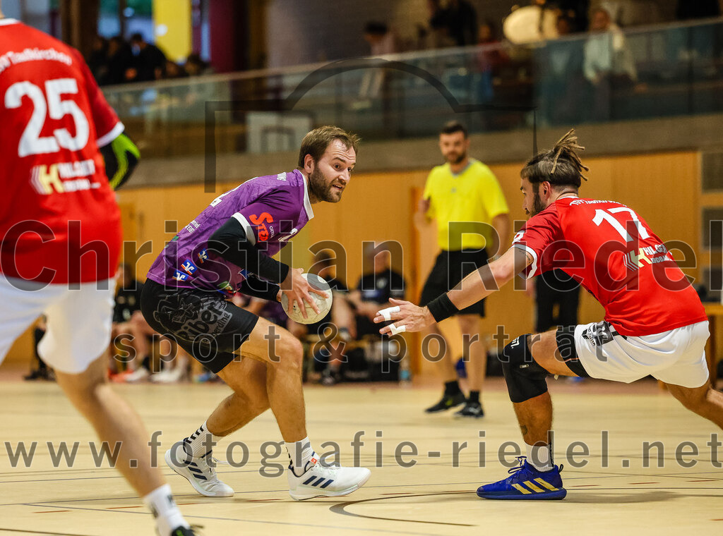 2024-10-20_045_SpVgg_Altenerding_II_gegen_TSV_Taufkirchen-Vils | Erding, Deutschland, 20.10.2024:Handball, Bezirksliga Männer Ost 2024 / 2025, 3. Spieltag, SpVgg Altenerding II gegen TSV Taufkirchen/Vils, Endergebnis: 15:20Thomas Peteranderl (SpVgg Altenerding, #22), Dion Heydemann (TSV Taufkirchen/Vils, #17)Foto: Christian Riedel / fotografie-riedel.net