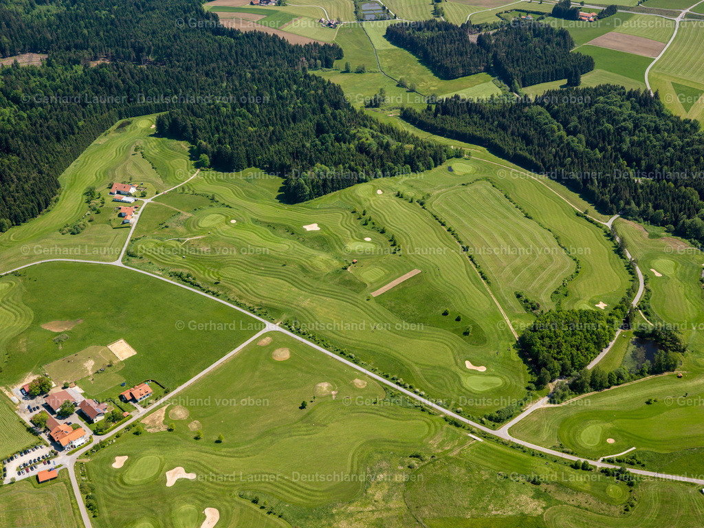 2724209 | Golf-Club Poppenreut POPPENREUT 19.05.2007 Landwirtschaftliche Nutzflächen und Feldgrenzen  umsäumen das Siedlungsgebiet des Dorfes in Poppenreut im Bundesland Bayern, Deutschland // Agricultural land and field boundaries surround the settlement area of the village  in Poppenreut in the state Bavaria, Germany Foto: Gerhard Launer