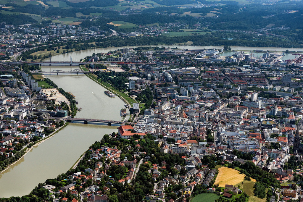 dr__0092107.jpg | LINZ 14.06.2022 Stadtzentrum im Innenstadtbereich am Ufer des Flußverlaufes der Donau in Linz in Oberösterreich, Österreich. 