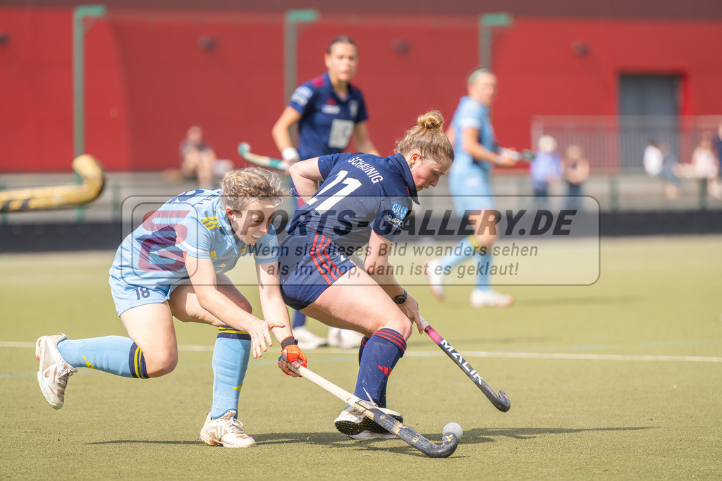 HK_20240413_100331 | 1. Bundesliga Hockey Damen Düsseldorfer HC - Zehlendorfer Wespen am 13.4.2024 DHC, Düsseldorf , Isabelle Jane Howell ( Zehlendorfer Wespen #18 ) , Maike Schaunig ( Düsseldorfer HC #21 )