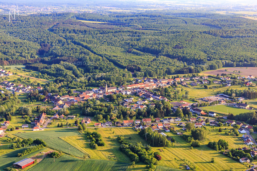 Vue aérienne: Vue de la ville depuis le nord-est à Siltzheim dans le département Bas Rhin, France – .Photo: IMG_107339.jpg prise le 19/05/2018 par Werner Riehm/FLY-FOTO.eu – Résolution de l'original: 5472 x 3648 px