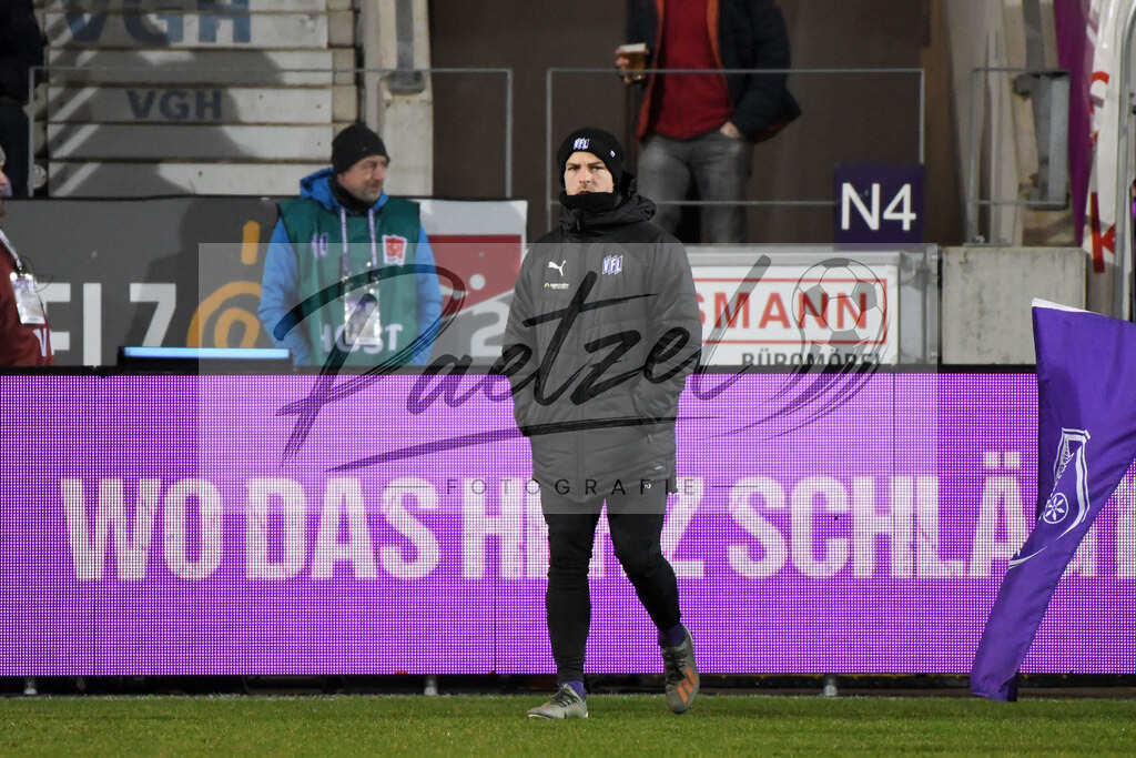 20200129_OSNSVS_0013JPG | Fußball, Herren: Kevin Wolze (VfL Osnabrück) schaut beim Spiel der 2. Bundesliga zwischen VfL Osnabrück vs. SV Sandhausen am 29.01.2020 im Stadion an der Bremer Brücke in Osnabrück, Deutschland.(Foto von Nico Paetzel) - Realisiert mit Pictrs.com