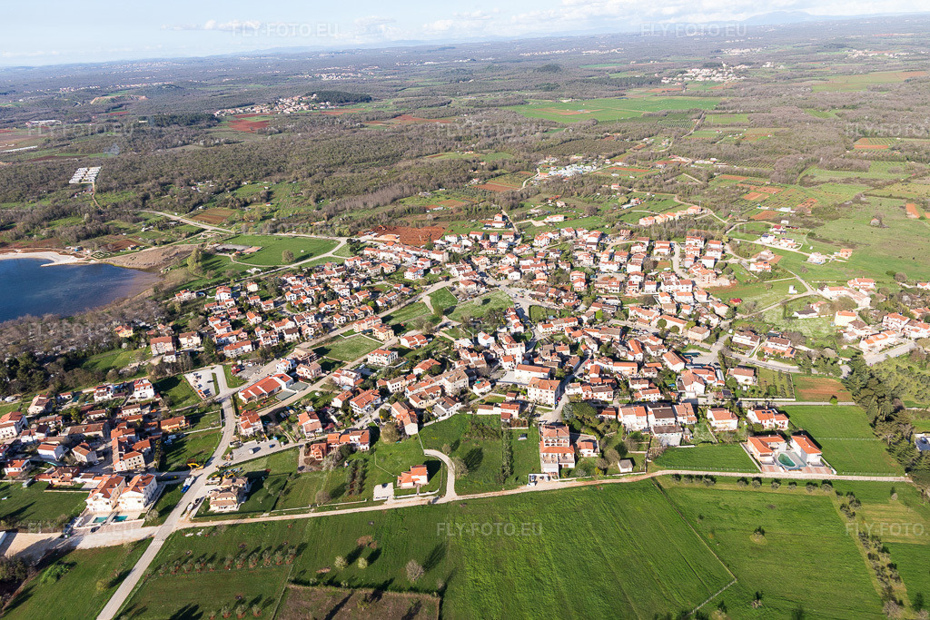 Vue aérienne: Vue de la ville à Funtana dans le département Gespanschaft Istrien, Croatie. Photo: IMG_106036.jpg prise le 13/04/2018 par Werner Riehm/FLY-FOTO.eu – Résolution de l'original: 5472 x 3648 px