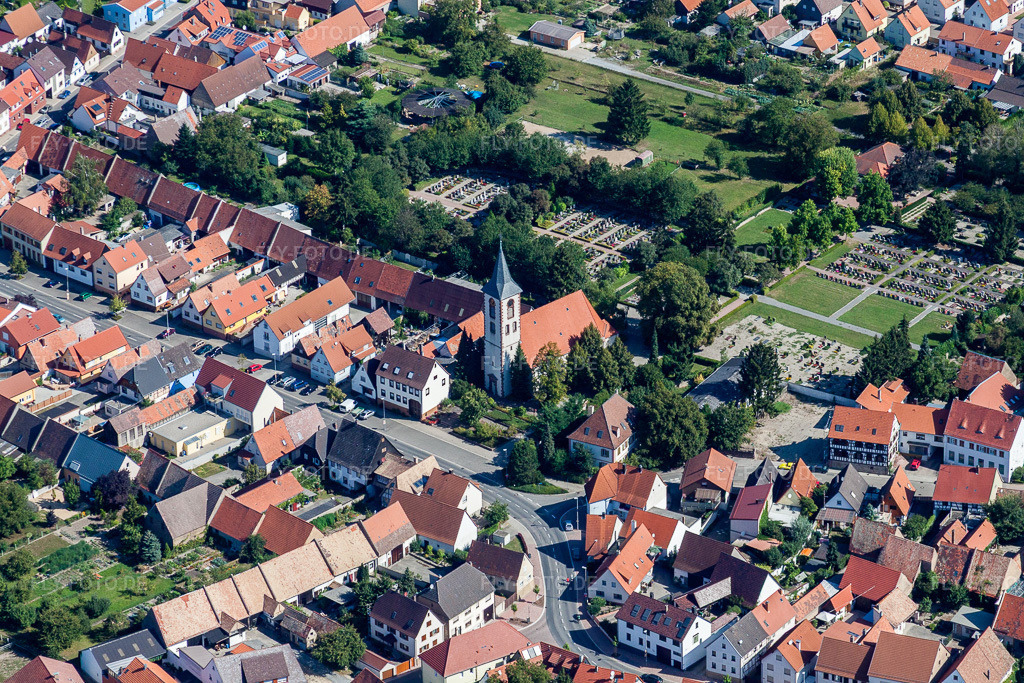 Luftbild: Kirchengebäude im Dorfkern im Ortsteil Liedolsheim in Dettenheim im Bundesland Baden-Württemberg in Deutschland. Foto: IMG_20489.jpg vom 30.08.2009 durch Werner Riehm/FLY-FOTO.de