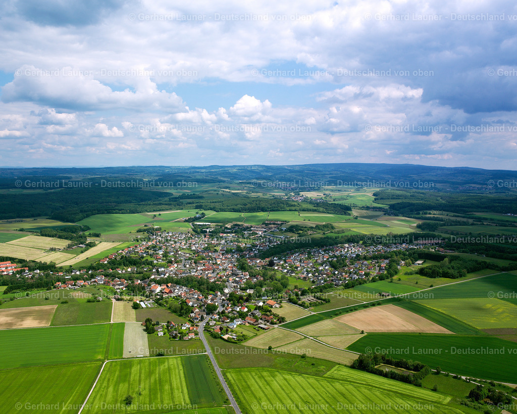 2614285 | NIEDER-OHMEN 09.06.2006 Ortsansicht am Rande von landwirtschaftlichen Feldern und Nutzflächen  in Nieder-Ohmen im Bundesland Hessen, Deutschland // Village view on the edge of agricultural fields and land  in Nieder-Ohmen in the state Hesse, Germany Foto: Gerhard Launer