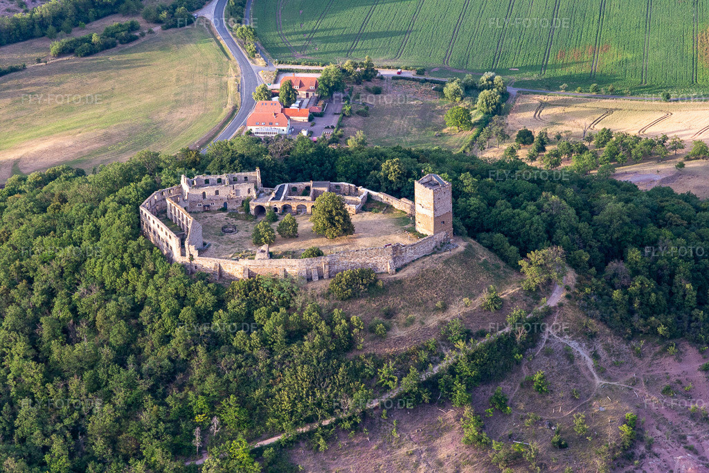 Luftbild: Ruine und Mauerreste der ehemaligen Burganlage und Feste Mühlburg im Ortsteil Mühlberg in Drei Gleichen im Bundesland Thüringen in Deutschland. Foto: IMG_116097.jpg vom 10.07.2019 durch Werner Riehm/FLY-FOTO.de