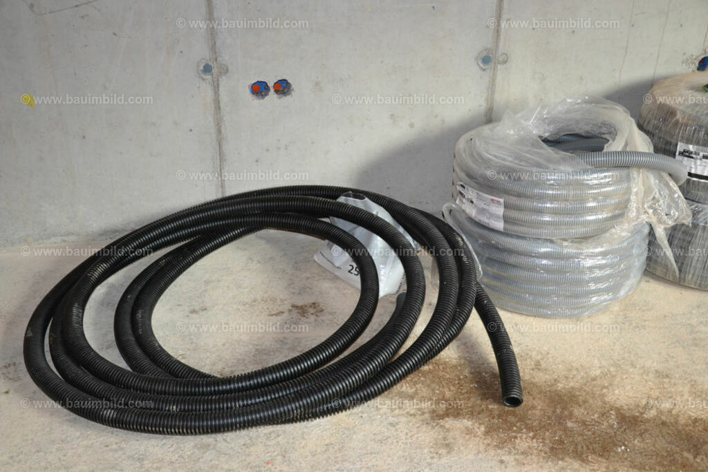 bib-lg17-elektroinstallation-0122 | Nach LV-Leistungsgruppen sortierte Detailfotos über den Bau eines Hauses. Alle Hausbau-Bilder direkt vom Urheber und Autor der Website Haus-Selber-Bauen.com