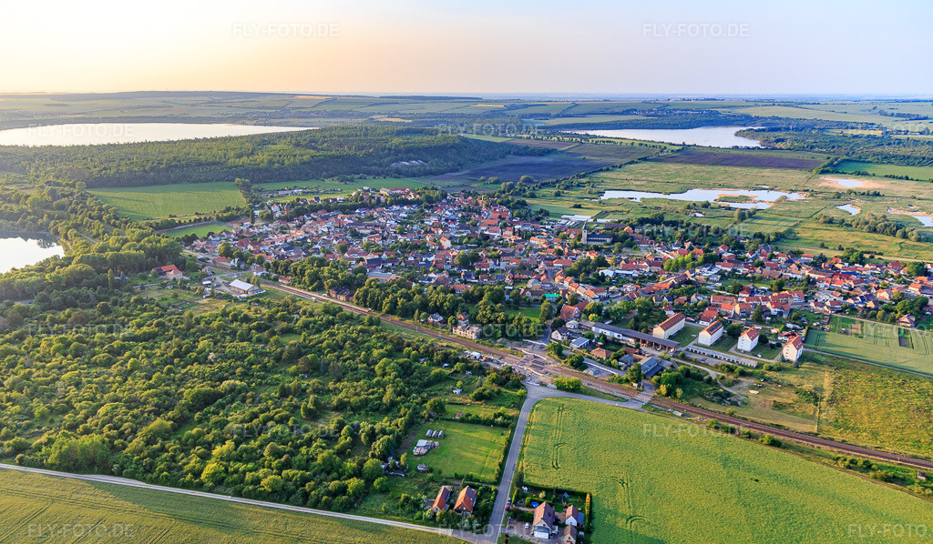 Luftbild: Dorfansicht aus Süden im Ortsteil Frose in Seeland im Bundesland Sachsen-Anhalt in Deutschland. Foto: IMG_148033.jpg vom 11.06.2025 durch Werner Riehm/FLY-FOTO.de