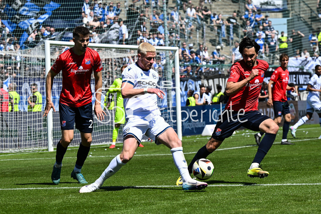 SpVgg Unterhaching - Arminia Bielefeld | im Duell Louis OPPIE (Arminia Bielefeld 4) und Lenn JASTREMSKI (UHG #25) / Zweikampf / 3. Liga: SpVgg Unterhaching - Arminia Bielefeld, Uhlsport Park am 11.05.2025 / Markus SCHWABL (UHG #23)