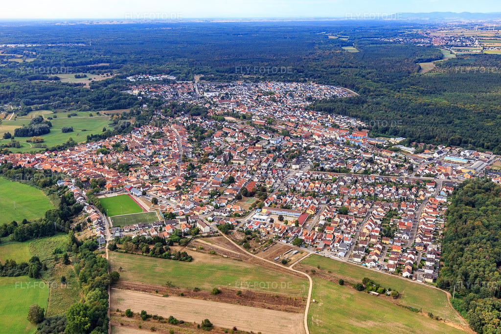 Luftbild: Ortsansicht von Nordosten in Jockgrim im Bundesland Rheinland-Pfalz in Deutschland. Foto: IMG_122930.jpg vom 11.09.2020 durch Werner Riehm/FLY-FOTO.de