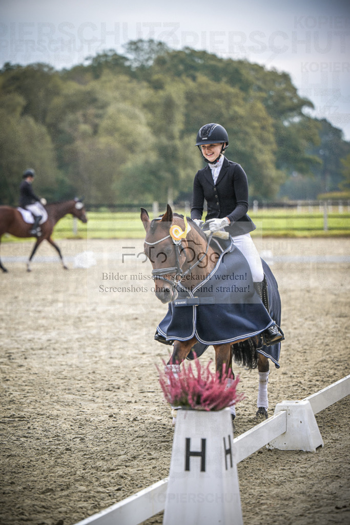 DOS_B325 | Entdecke hochwertige Reitturnierfotos von Foto Oger. Professionell, emotional und authentisch – jetzt Lieblingsmomente im Shop bestellen.Deutschlandweite Turnierfotografie. - Realisiert mit Pictrs.com