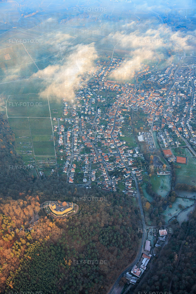Ortsansicht von Westen mit Burg Landeck im Abendlicht | Luftbild: Ortsansicht von Westen mit Burg Landeck im Abendlicht in Klingenmünster im Bundesland Rheinland-Pfalz in Deutschland. Foto: IMG_151843.jpg vom 22.11.2025 durch Werner Riehm/FLY-FOTO.de - Realisiert mit Pictrs.com