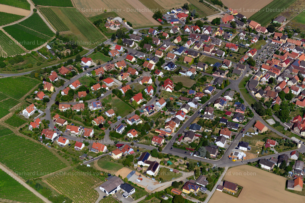3650292 | UNTEREISENHEIM 31.08.2016 Wohngebiet einer Einfamilienhaus- Siedlung am Rande von landwirtschaftlichen Feldern in Untereisenheim im Bundesland Bayern, Deutschland // Single-family residential area of settlement on the edge of agricultural fields in Untereisenheim in the state Bavaria, Germany Foto: Gerhard Launer
