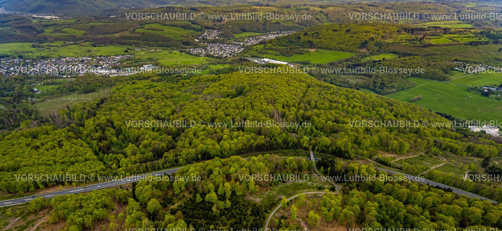 Burbach240502375GrosserStein | Luftbild, Waldgebiet und NSG Naturschutzgebiet Großer Stein mit Bundesstraße B54, Waldschäden, Hügel und Täler mit Wohngebieten, Holzhausen, Burbach, Nordrhein-Westfalen, Deutschland