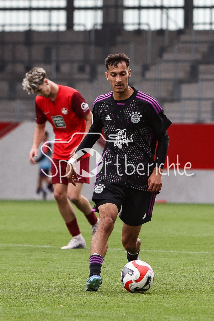 FC Bayern Muenchen U19 - 1. FC Kaiserslautern U19 | Mudaser SADAT (FCB #16) am Ball / Freisteller / Einzelfoto
