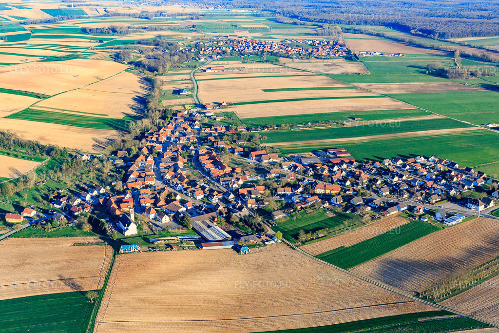 Vue aérienne: Vue de la ville depuis le nord à Aschbach dans le département Bas Rhin, France – .Photo: IMG_097814.jpg prise le 27/03/2017 par Werner Riehm/FLY-FOTO.eu – Résolution de l'original: 5472 x 3648 px