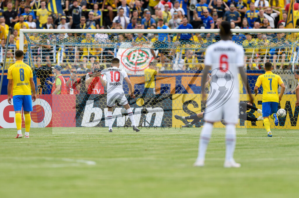LLELEV20210807_006 | Fussball, Herren: Kerem Demirbay (Bayer 04 Leverkusen) erzielt das Tor zum 0:1 beim Spiel der 1. Runde im DFB-Pokal zwischen 1. FC Lokomotive Leipzig und Bayer 04 Leverkusen im Bruno-Plache-Stadion am 07.08.2021 in Leipzig, Deutschland.DFB / DFL REGULATIONS PROHIBIT ANY USE OF PHOTOGRAPHS AS IMAGE SEQUENCES AND/OR QUASI-VIDEO. - Realisiert mit Pictrs.com
