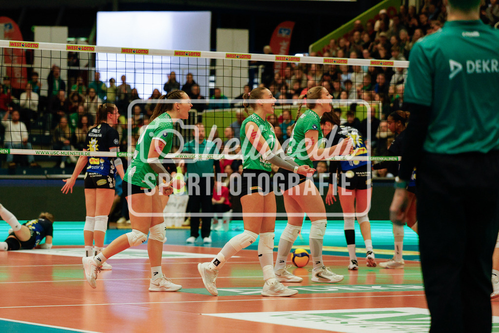 Volleyball I Frauen I Saison 2025-2026 I Bundesliga I 17. Spieltag I USC Münster - VfB Suhl LOTTO Thüringen I 07.02.2026-42 | Amelie Strothoff (10, USC Münster) Elena Kömmling (7, USC Münster) Diane Seybering (18, USC Münster) - Realisiert mit Pictrs.com
