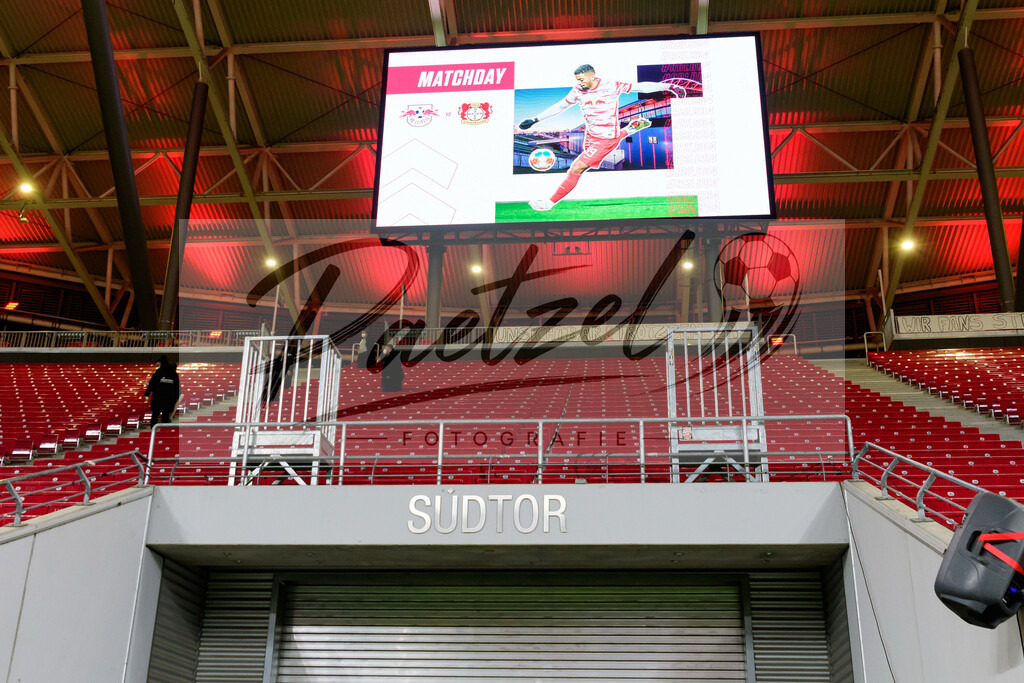 RBLLEV20211128_091 | Fussball, Herren: . Leere Tribuenen aufgrund des Geisterspiels bei dem Spiel der 1. Bundesliga zwischen RB Leipzig und Bayer 04 Leverkusen in der Red Bull Arena am 28.11.2021 in Leipzig, Deutschland.DFB / DFL REGULATIONS PROHIBIT ANY USE OF PHOTOGRAPHS AS IMAGE SEQUENCES AND/OR QUASI-VIDEO. - Realisiert mit Pictrs.com