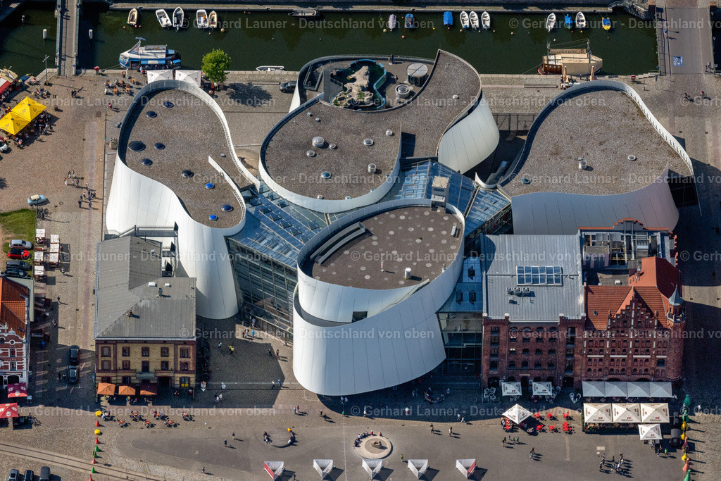 4061692 | STRALSUND 2016 Hafeninsel mit dem Ozeaneum Meereskunde- Museum der OZEANEUM Stralsund GmbH an der Hafenstraße in der Hansestadt Stralsund in Mecklenburg - Vorpommern. Weiterführende Informationen bei: Behnisch Architekten GmbH,  Hansestadt Stralsund,  OZEANEUM Stralsund GmbH,  Schweitzer GmbH - Beratende Ingenieure,  Stadtmarketings Stralsund e.V.. // Harbor island by Ozeaneum Oceanographic Museum in Stralsund in Mecklenburg - Western Pomerania. Further information at: Behnisch Architekten GmbH,  Hansestadt Stralsund,  OZEANEUM Stralsund GmbH,  Schweitzer GmbH - Beratende Ingenieure,  Stadtmarketings Stralsund e.V.. Foto: Gerhard Launer