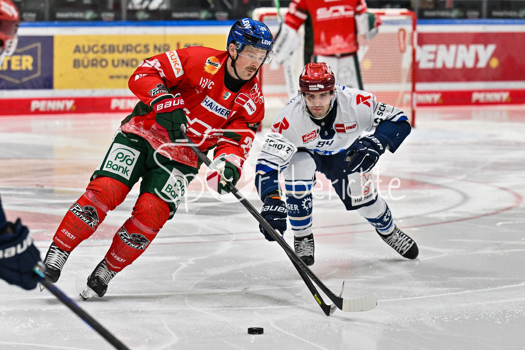 Augsburger Panther - Schwenninger Wild Wings | AUGSBURG, DEUTSCHLAND - 2. NOVEMBER: im Duell  Cody KUNYK (Augsburger Panther 20) und Phil HUNGERECKER (Schwenninger Wild Wings 94) beim Ligaspiel zwischen den Augsburger Panthern und den Schwenninger Wild Wings am 17. Spieltag der Penny DEL im Curt Frenzel Stadion am 02.11.2025