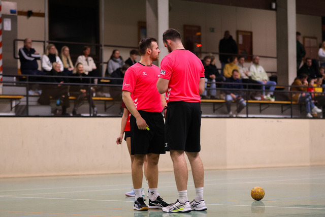 Handball I Damen I Saison 2025-2026 I Verbandsliga Süd I HSG Kalkberg 06 - MTV Dänischenhagen I 14.12.2025.216 | v.l. Steffen Lembrecht (Schiedsrichter), Malte Jürs (Schiedsrichter) - Realisiert mit Pictrs.com