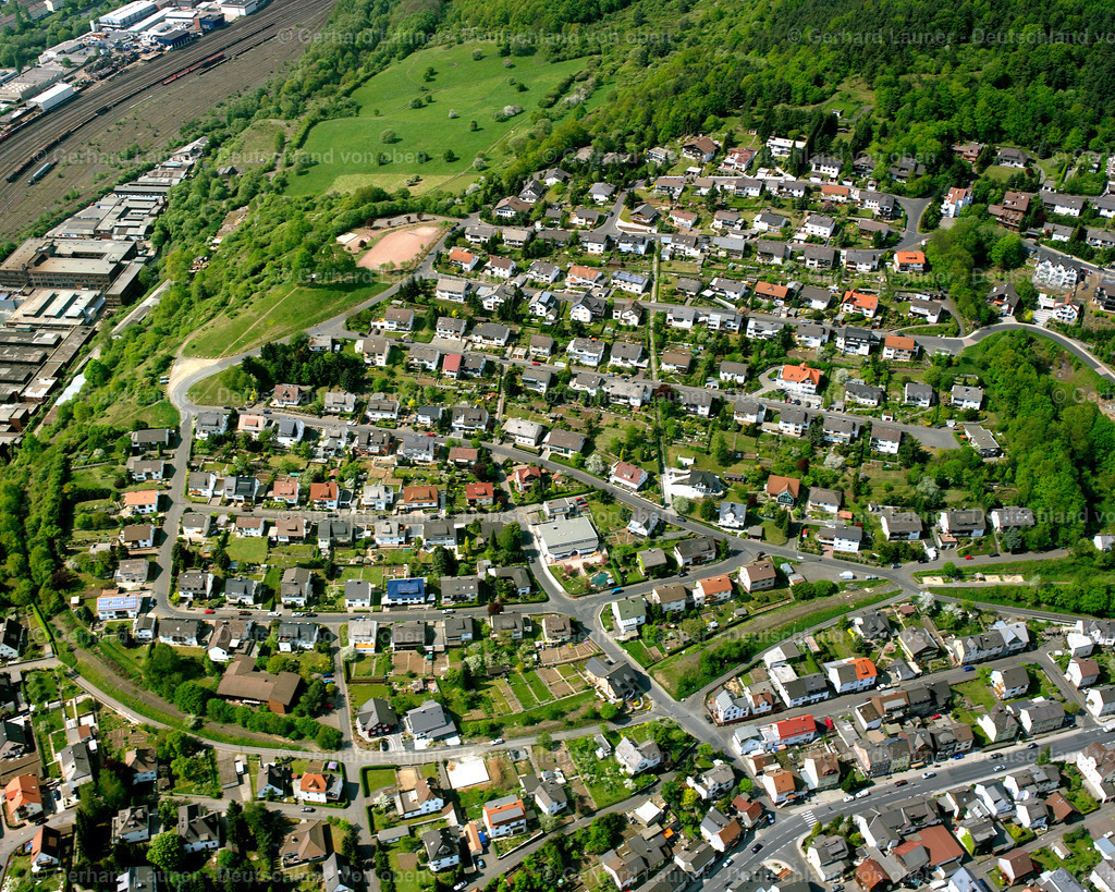 2610377 | NIEDERSCHELD 09.06.2006 Ortsansicht der Straßen und Häuser der Wohngebiete in Niederscheld im Bundesland Hessen, Deutschland // Town View of the streets and houses of the residential areas in Niederscheld in the state Hesse, Germany Foto: Gerhard Launer